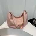 Bolso tote minimalista rosa claro en nailon con letras doradas y correa ajustable - Rosa