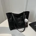 Grand sac cabas noir avec lanières en cuir et adorable petit pendentif monstre en peluche - Avec Ornement / Noir