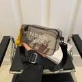 Borsa a sella grigia trasparente con cinturino giallo fashion e tracolla larga nera - Nero