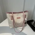Sac cabas à motif pied-de-poule rose et beige avec lanières en cuir et breloque - Avec Ornement / Rose