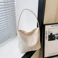 Bolso de hombro beige minimalista con bordado blanco en tela de alta calidad - Estándar / Blanco Roto