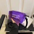 Borsa a sella in PVC viola trasparente con tracolla nera regolabile e scritte alla moda - Viola