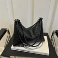 Borsa a spalla Hobo classica in pelle intrecciata nera con cerniera in argento - Nero