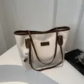 Grand sac cabas blanc cassé avec bordure marron et charm de monstre en peluche - Avec Ornement / Marron