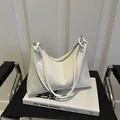 Borsa hobo a spalla bianca in pelle intrecciata con trama Intrecciato e chiusura a zip - Bianco