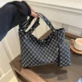 Schwarze Vintage-Einkaufstasche mit Blumenmuster und passendem Beutelset für Damen - Schwarz