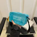 Borsa a sella blu semitrasparente con ampia tracolla in nylon e stampa fashion - Blu