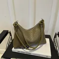 Borsa hobo verde oliva con trama intrecciata e dettagli di anelli in metallo argento - Verde