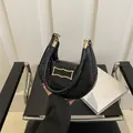Sac croissant noir minimaliste avec texture pierre et fermoir rectangulaire doré - Noir