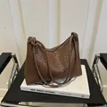 Borsa hobo marrone in pelle intrecciata con cerniera e tracolla circolare da donna - Marrone
