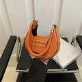 Sac croissant orange vif avec motif crocodile et accents métalliques dorés chic - Orange