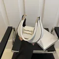 Sac croissant en simili cuir blanc avec texture pierre et boucle géométrique dorée - Blanc