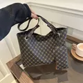 Braunes Monogramm-Tote-Bag-Set mit passendem kleinen Etui für den täglichen Pendler - Kaffeebraun