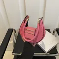 Sac à bandoulière hobo rose à motif crocodile avec boucles métalliques dorées élégantes - Rose