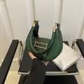 Sac demi-lune vert foncé avec motif crocodile et fermoir géométrique doré élégant - Vert