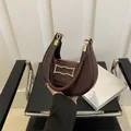 Sac hobo marron foncé à texture crocodile avec fermoir métallique doré élégant - Marron