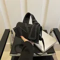 Sac à bandoulière minimaliste en jean noir avec détails de surpiqûres blanches - Noir