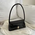Sac baguette élégant en cuir verni noir avec boucle dorée et anse pour le porter à l'épaule - Noir