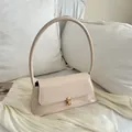 Sac baguette minimaliste en cuir verni beige avec boucle en métal doré élégant - Beige