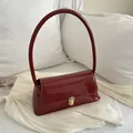 Sac baguette chic en cuir verni bordeaux avec boucle dorée et anse élégante - Marron
