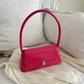 Vintage-Baguette-Tasche aus glänzendem rosa Lackleder mit goldenem Schloss und Griff - Rosenrosa