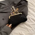 Elegante schwarze Pailletten-Abendtasche mit goldener Rundgriff und Kettenriemen - Schwarz