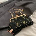 Bolso retro de satén negro con bordado de mariposa dorada y asa de anillo metálica - Negro