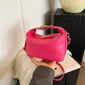 Sac bandoulière rose fuchsia avec motif gaufré rich rabbit et boucles dorées - Rose