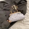 Funkelnde hellblaue Abendtasche mit Sternpailletten, goldenem Metallgriff und Kette - Grau