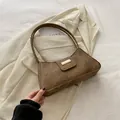 Sac sous le bras minimaliste marron foncé avec fini mat vintage et boucle dorée - Marron