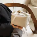 Sac à bandoulière minimaliste en cuir blanc crème avec motif gaufré rich rabbit - Blanc