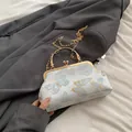 Bolso vintage de brocado blanco con bordado de mariposa azul y cierre de boquilla dorado - Azul