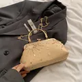 Abendhandtasche in Champagner mit goldenen Pailletten, Sternenstickerei und Metallgriff - Gelb