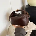 Sac bandoulière marron foncé avec gaufrage rich rabbit et boucle dorée élégante - Marron