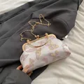Bolso blanco bordado de mariposas con cadena dorada y asa de metal vintage - Rosa