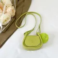 Sacoche rétro vert clair avec icône de fille gaufrée et breloque pompon vert vif - Vert Fruit