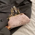 Elegante rosa Pailletten-Clutch mit goldenem Metallrahmen und Mondsichel-Stickerei - Rosa