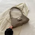 Sac baguette marron foncé mat avec doubles bretelles et boucle métallique dorée - Marron