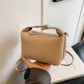 Borsa a tracolla beige minimalista con scritte a rilievo e chiusura in metallo oro - Kaki