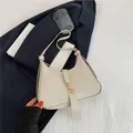 Chique beige hobo tas met krokodillenpatroon, gouden gesp en elegante schouderband - Broken Wit
