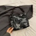 Sac seau noir avec jacquard papillon et poignée élégante en perles de bois brun - Argent