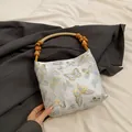 Sac à main brodé de papillons avec poignée en perles de bois sur tissu gris chic - Gris