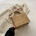 Bruine suède vierkante handtas met geometrische brede riem en modieuze belettering - Khaki