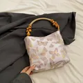 Sac seau rétro en satin écru avec broderie papillon et poignées en perles de bois - Rose