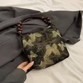 Secchiello retrò con jacquard a farfalla dorata e manico in perle di legno marrone - Oro