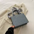 Donkergrijze crossbodytas met golvende schouderband en gele stiksels decoratie - Blauw