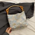 Secchiello vintage jacquard con manico in perle di legno e fiori blu ricamati - Blu