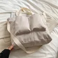 Grote beige nylon draagtas met voorzakken en een brede schouderriem voor dagelijks gebruik - Wit