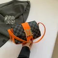 Schicke Umhängetasche aus orangefarbenem Leder und grauem Karo mit goldener Schnalle - Orange