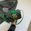 Borsa a tracolla a scacchi verde e nera con cinturino verde e chiusura dorata - Verde
